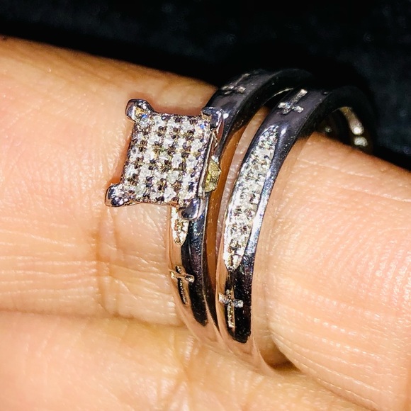 Beautiful REAL DIAMOND cross engraved bridal ring! - Picture 4 of 7